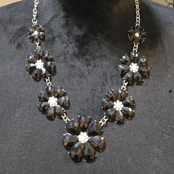 Black Faux Gem Flower Necklace Seed Pearl Silver Tone Chain With Lobster Clasp - Picture 1 of 7